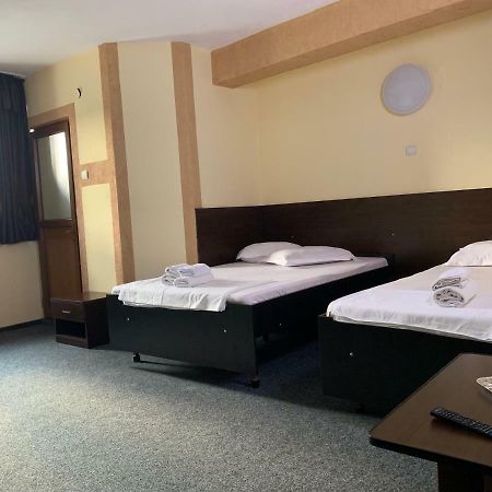 פיטסטי Hotel Monte Carlo מראה חיצוני תמונה