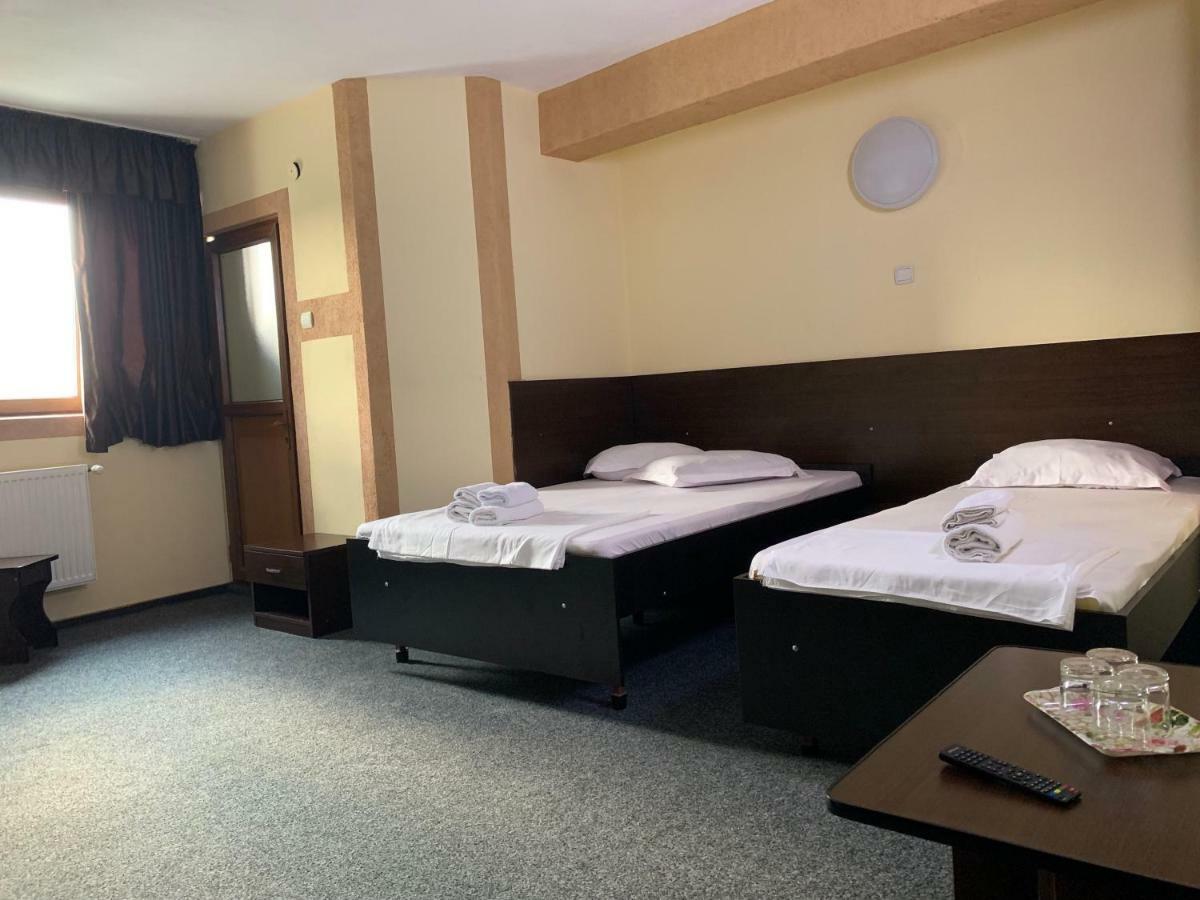 פיטסטי Hotel Monte Carlo מראה חיצוני תמונה